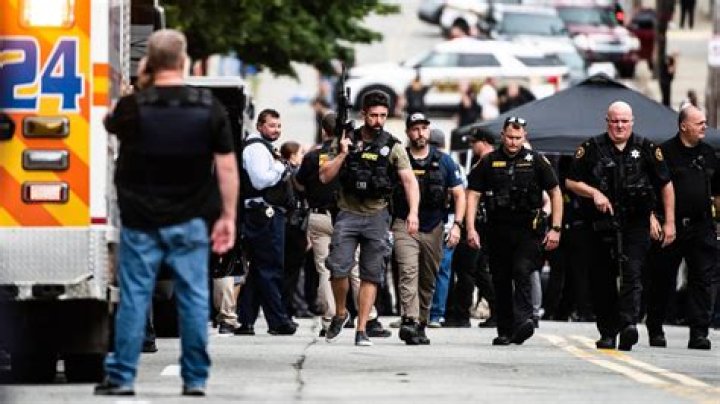 Suspect in Pittsburgh shooting dead after 6-hour standoff with police