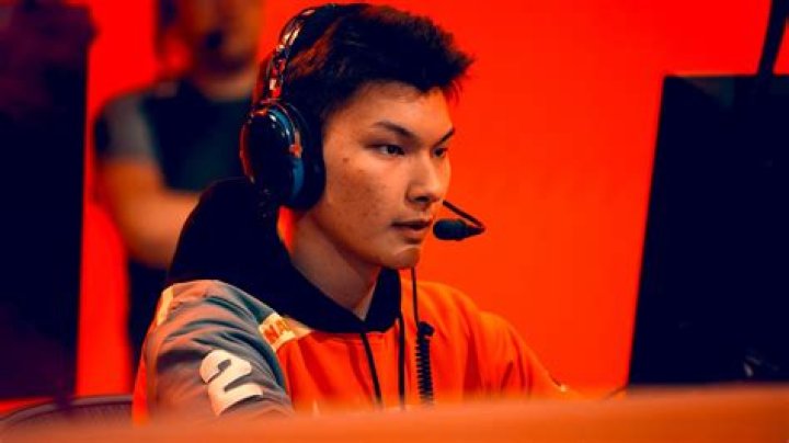 Valorant pro Sinatraa accused of sexual abuse by ex-girlfriend