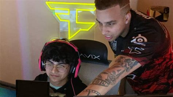 Warzone star DiazBiffle erases Cronus & hack concerns in first face cam stream