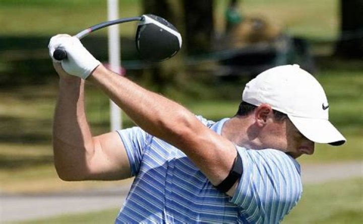 What do Rory McIlroy and Justin Thomas wear on their arms?