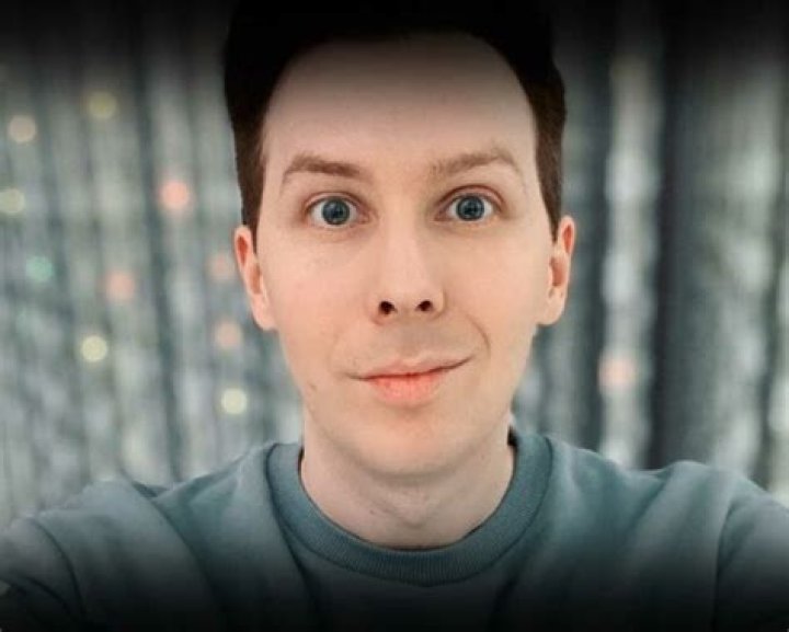 What is Phil Lester Net Worth 2024: Bio, Age, Weight, Height, Family & More
