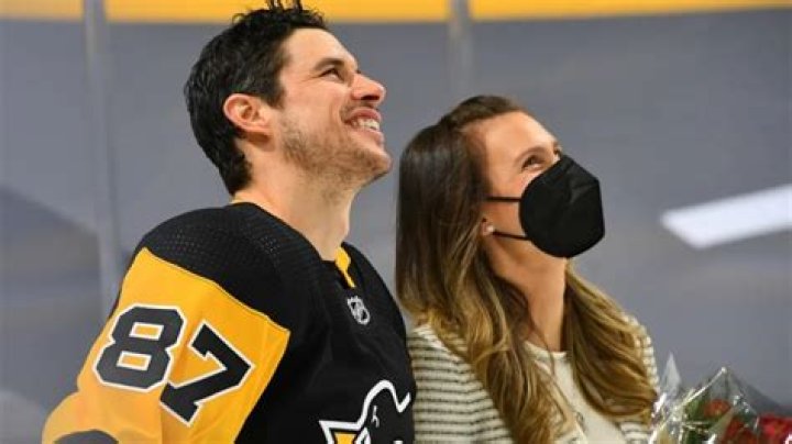 Who is Sidney Crosby's girlfriend? Meet Kathy Leutner