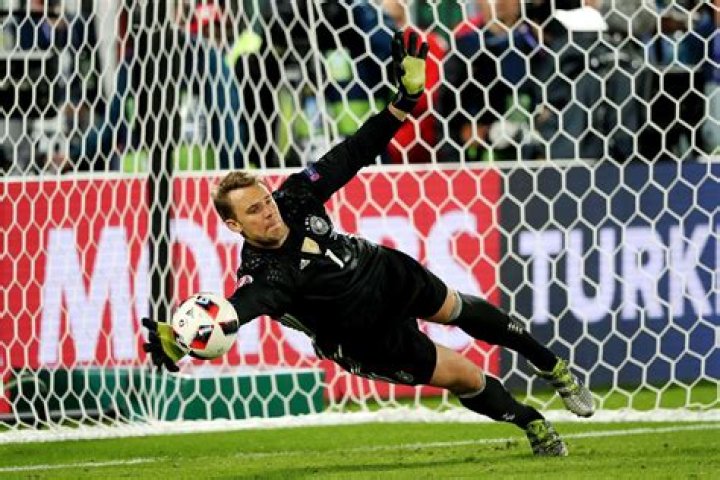 Wolfsburgs neuer Keeper mit Abwurf über den halben Platz – 11FREUNDE