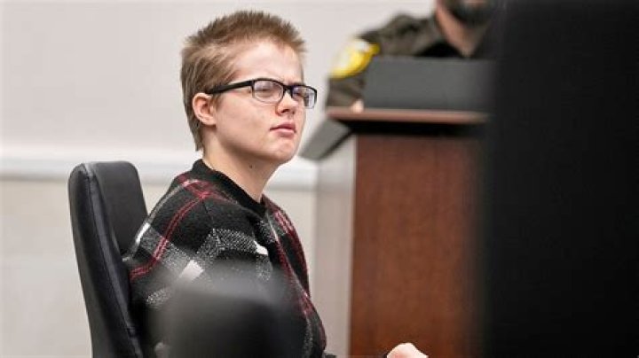 Woman charged for stabbing man with kitchen knife inside Acosta residence