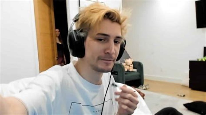 xQc disgusts viewers again with his outrageously messy streaming room