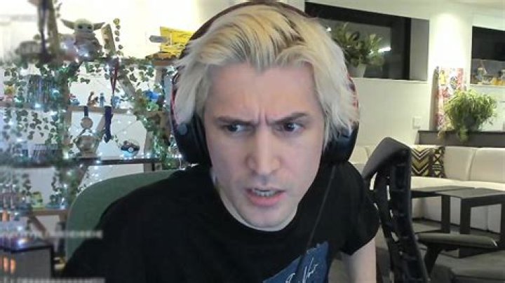 xQc makes big stream change to counter potential Twitch DMCA bans